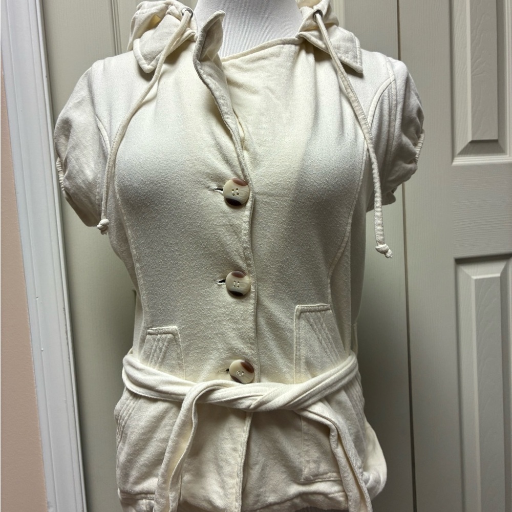 Pout Size Mediym Cream Hooded Vest